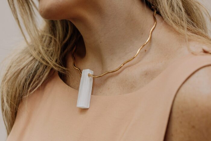 Choker Ondulada Selenita Dourado - Imagem 1