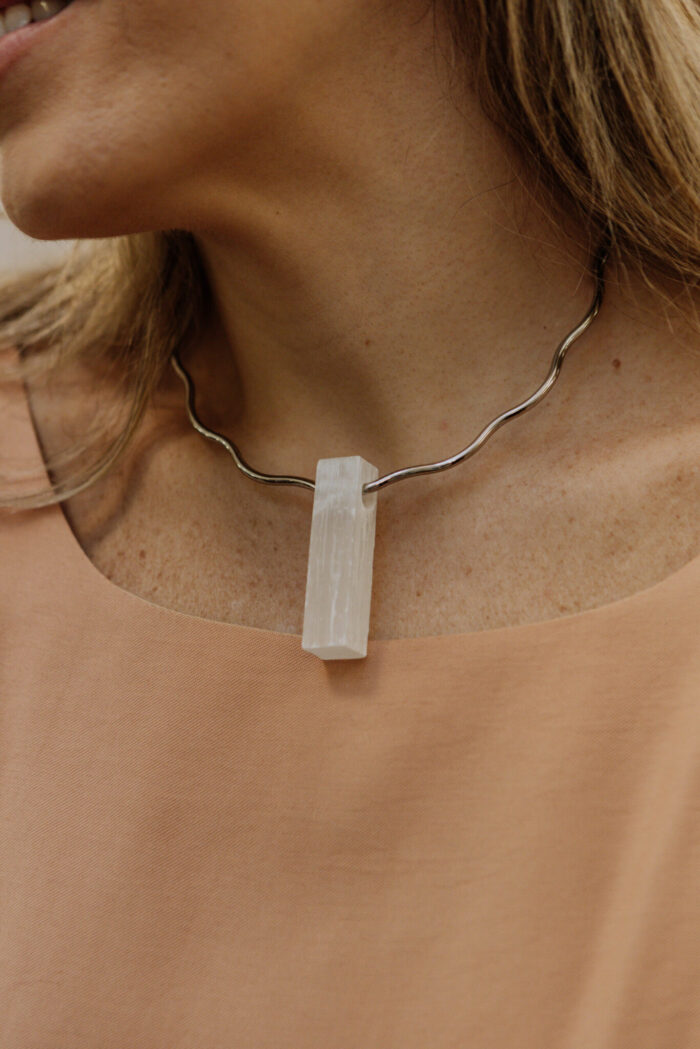 Choker Ondulada Selenita Prateado - Imagem 3