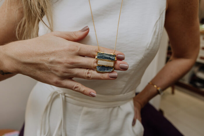 Colar Anjos Longo Dourado - Imagem 1
