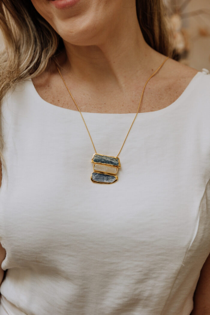 Colar Anjos Curto Dourado - Imagem 1